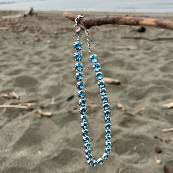 Handcrafted choker necklace with Aquamarine Swarovski crystals in a cupchain - Picture 5 of 6